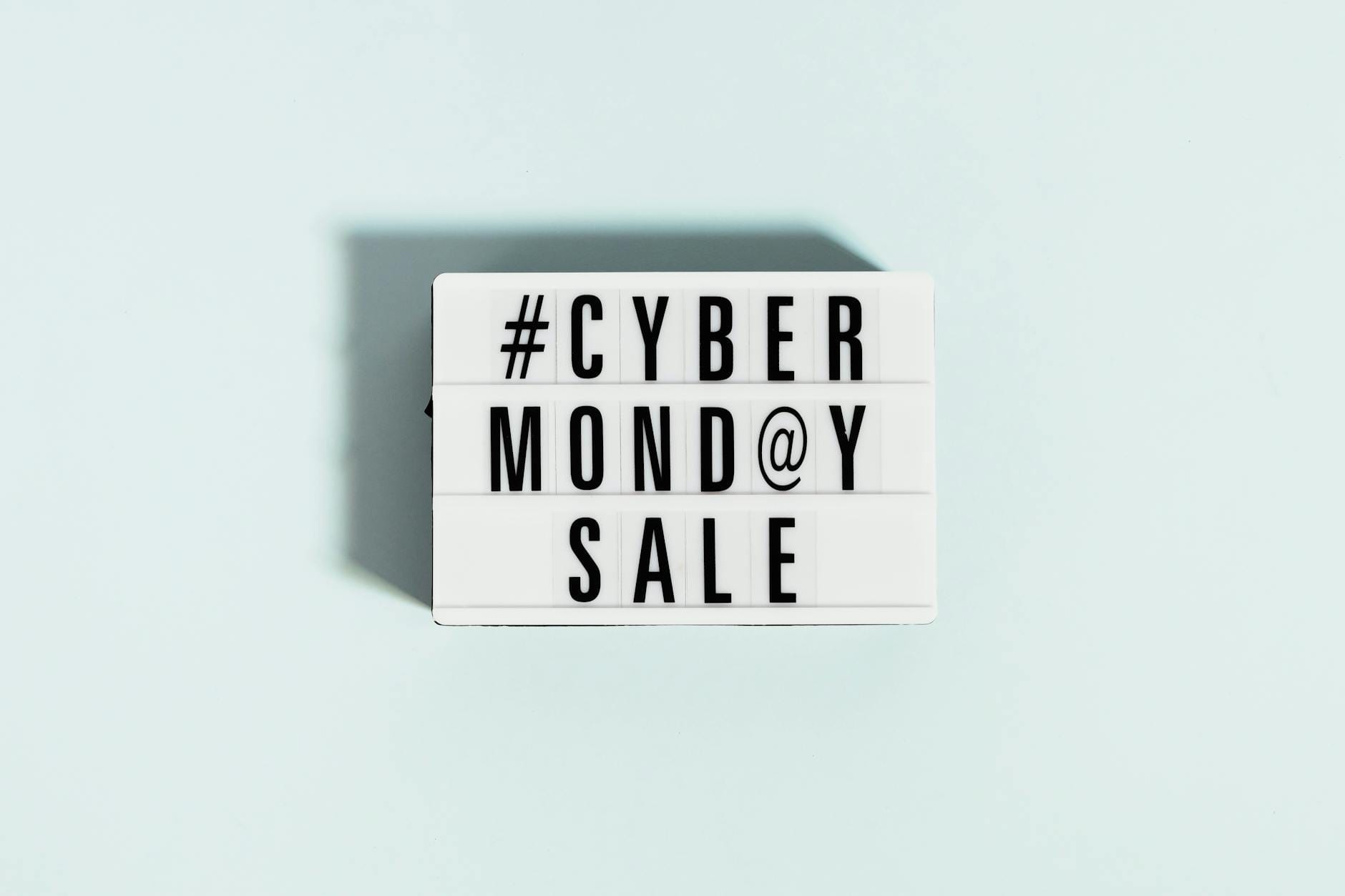 Jasna tablica lightbox z napisem Cyber Monday Sale na tle minimalistycznym