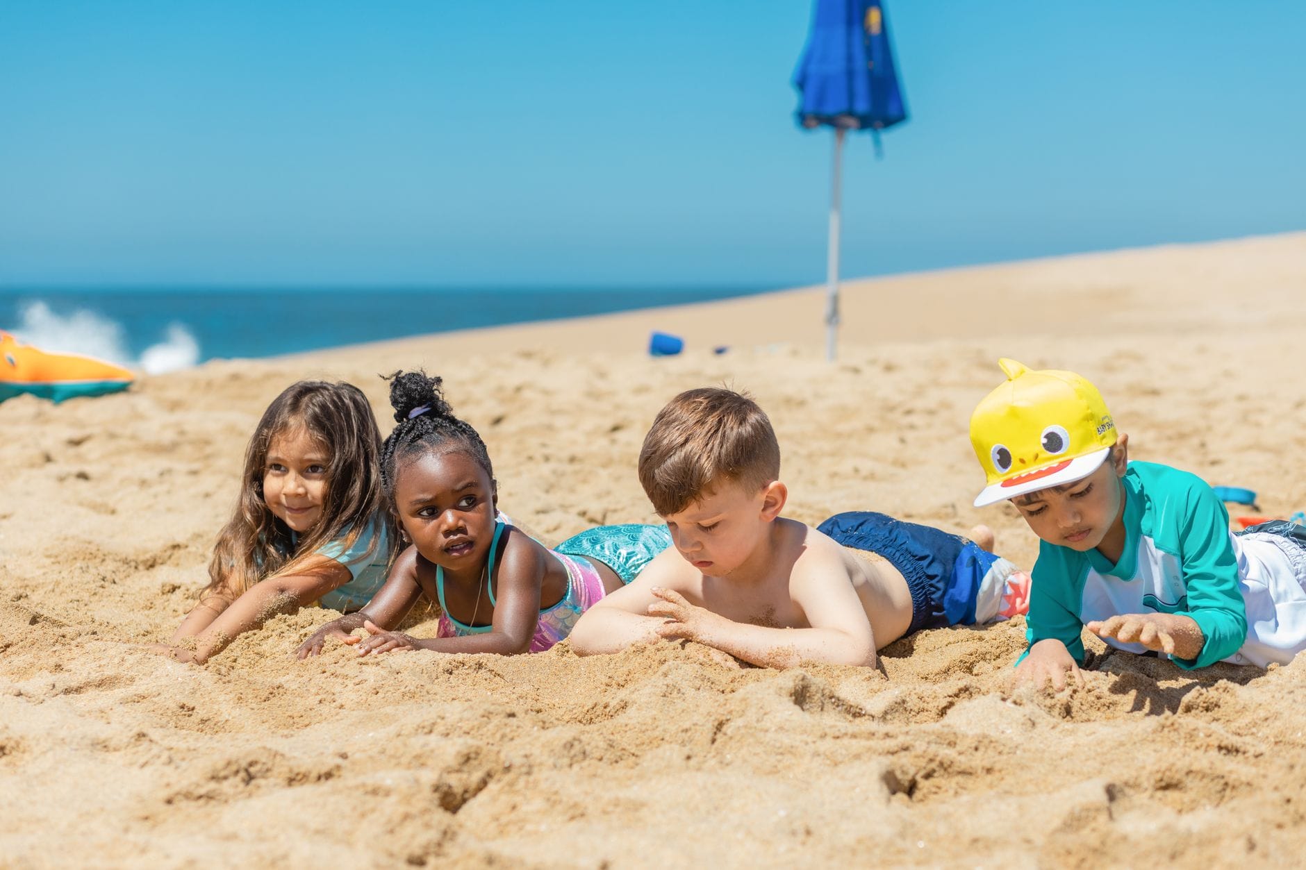 Kolonie letnie nad morzem – jak wybrać najlepszy obóz dla dziecka krok po kroku Dzieci różnych narodowości bawiące się razem na słonecznej plaży