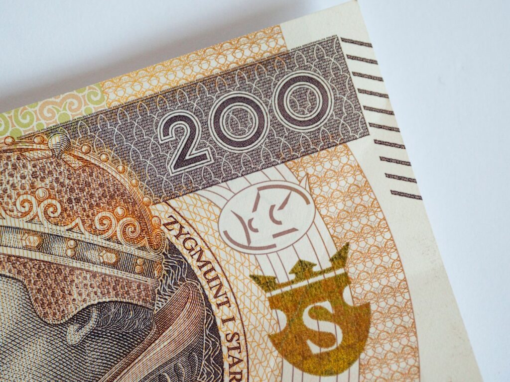 Pułapka dynamicznego przeliczania walut (DCC) w bankomatach: dlaczego zawsze wybierać walutę lokalną