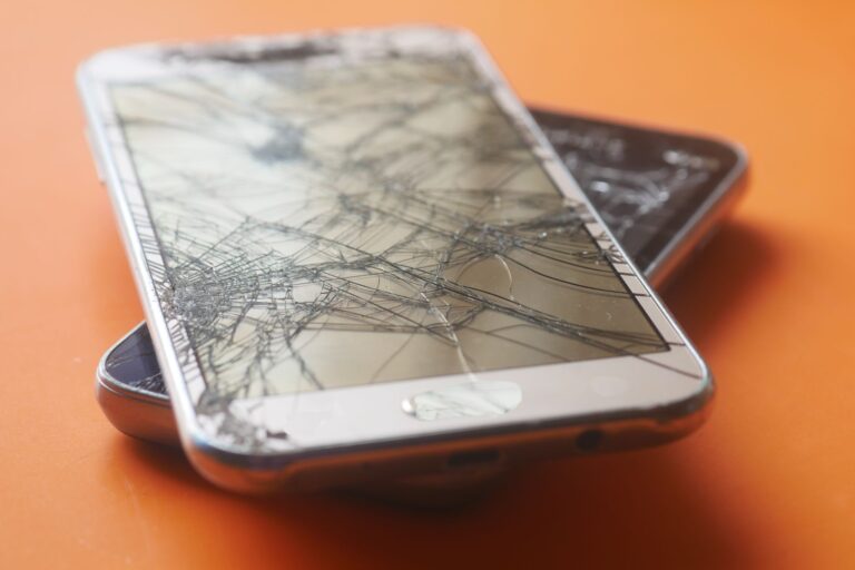 Smartfon odnowiony (refurbished) czy nowy z niższej półki – co wybrać przy ograniczonym budżecie?