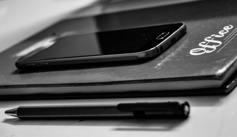 Smartfon odnowiony (refurbished) czy nowy z niższej półki – co wybrać przy ograniczonym budżecie?