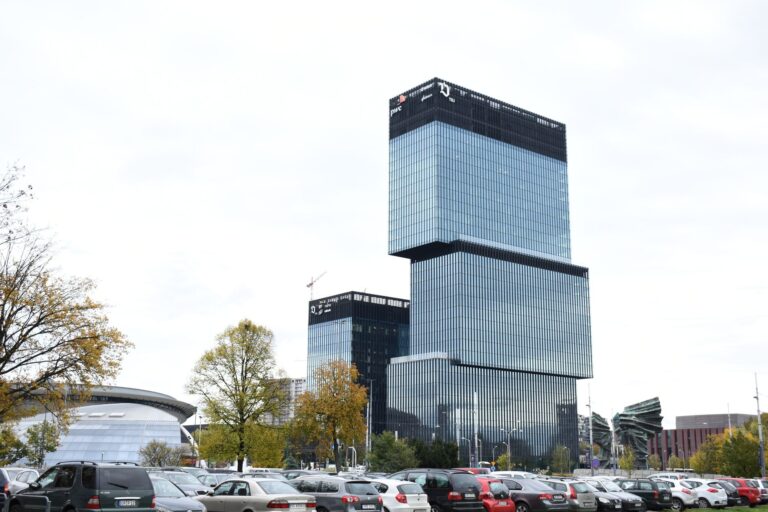 Tani parking przy lotnisku Katowice-Pyrzowice i Wrocław: parking oficjalny czy prywatny transfer?