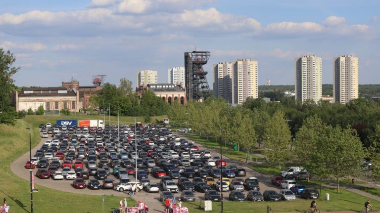 Tani parking przy lotnisku Katowice-Pyrzowice i Wrocław: parking oficjalny czy prywatny transfer?